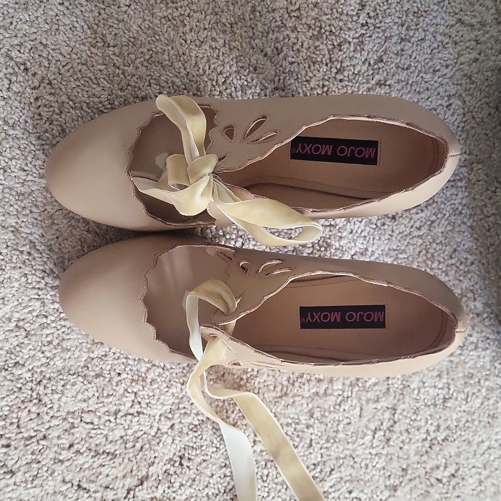 Nude Scalloped Tie Front Pumps - Picture 4 of 9
